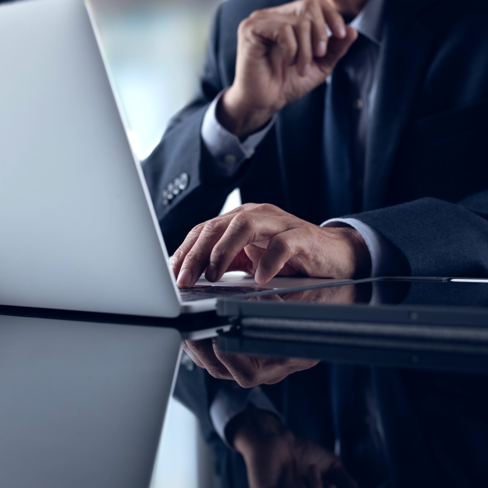 Cliente firma da computer il contratto Mediobanca premier con Firma Elettronica Avanzata