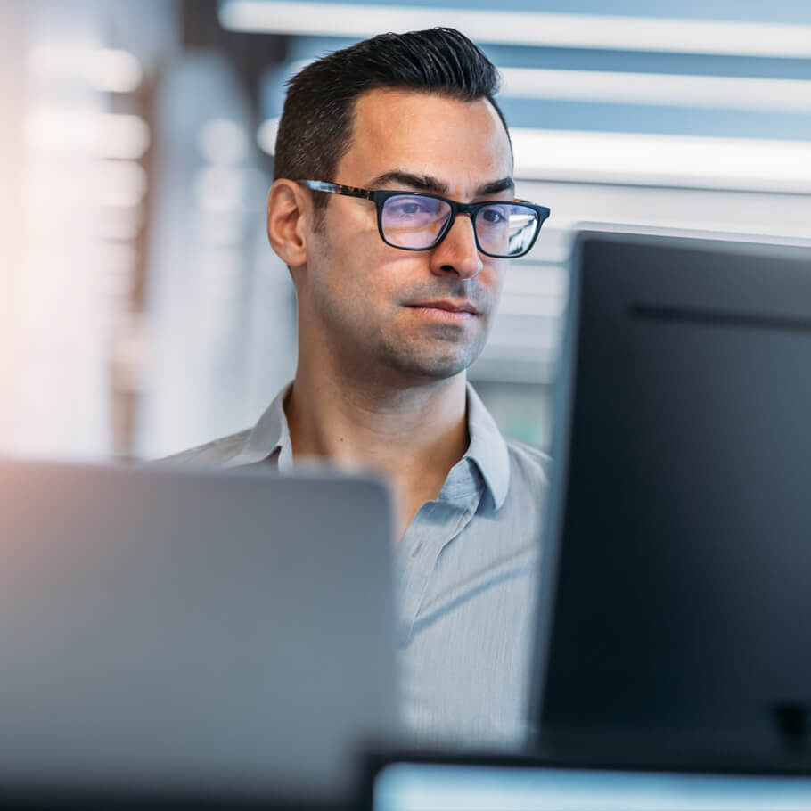 Persona che consulta l'andamento dei mercati da un computer.