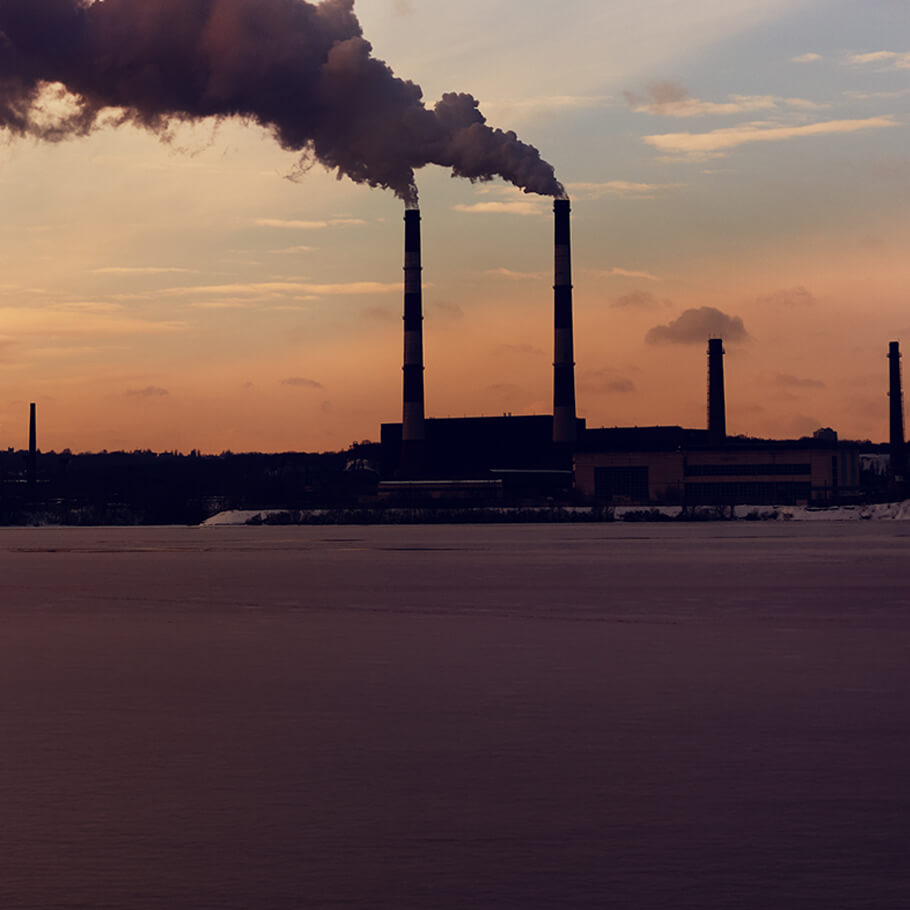 Impianto industriale utilizzato per rappresentare l'esclusione di aziende con impatti ambientali o sociali non coerenti con criteri ESG.