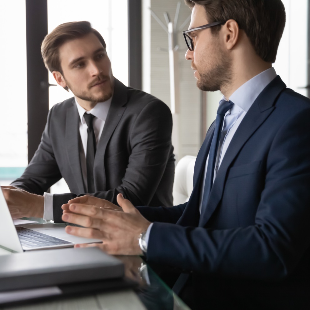 Advisor Mediobanca Premier presenta ad un cliente le soluzioni assicurative CNP MY Family