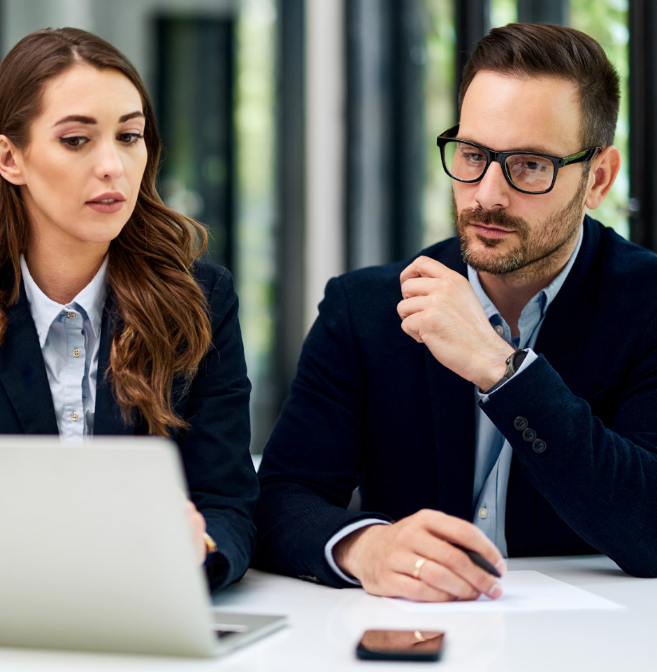 Cliente che si interfaccia con l’Advisor di riferimento per strutturare un percorso di pianificazione finanziaria fondato su fiducia e trasparenza.
