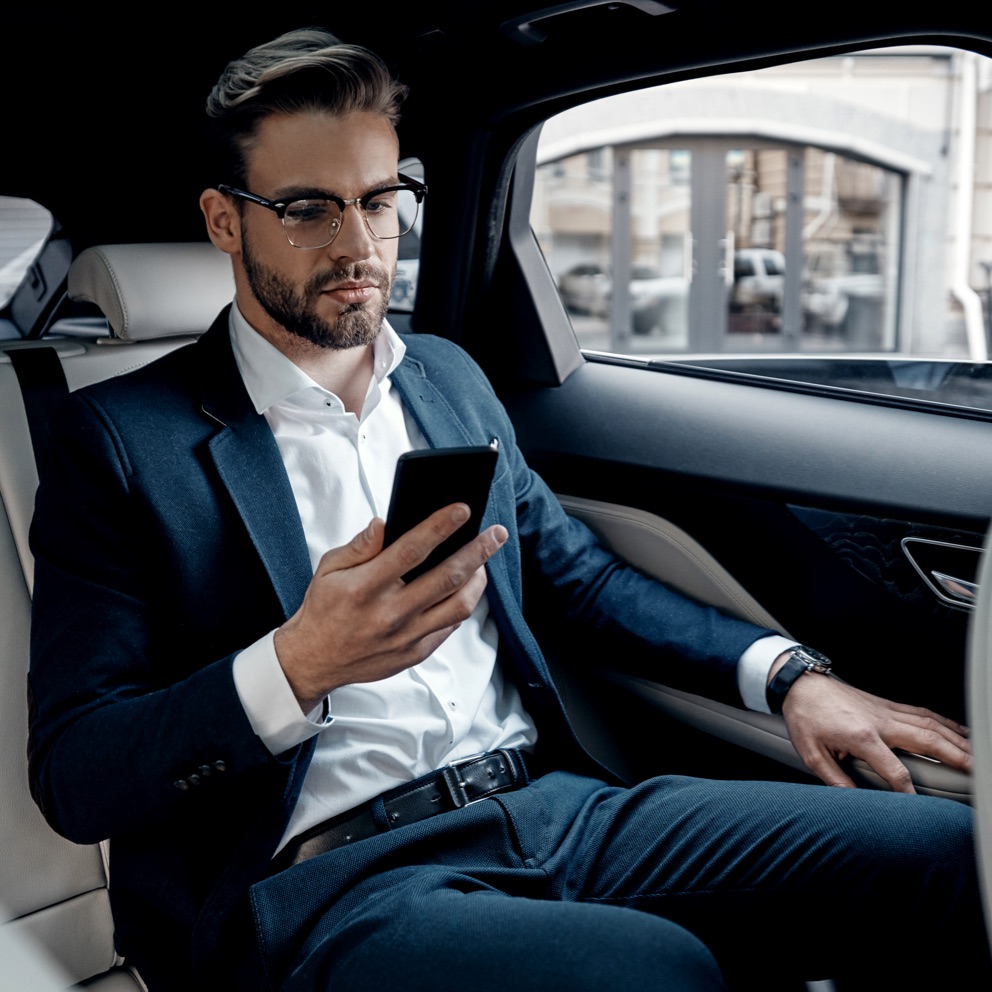Cliente controlla da smartphone l'andamento dei suoi investimenti in Mediobanca Premier