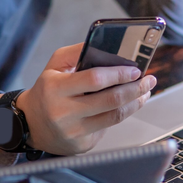 Cliente si informa tramite smartphone sulle misure preventive da adottare contro il SIM swapping