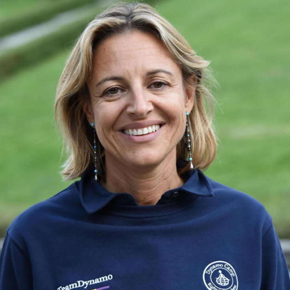 Ragazza e collaboratrice di Dyamo Camp Onlus si abbracciano presso il Dynamo Camp