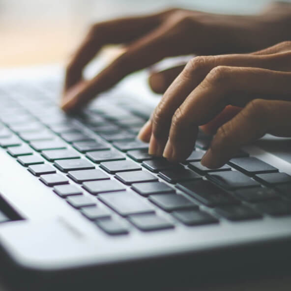 uomo digita su tastiera computer