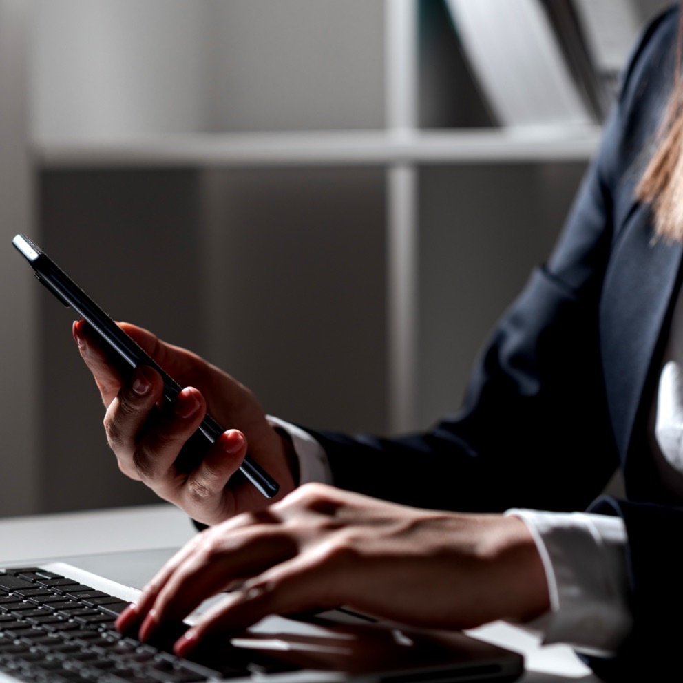 Cliente accede all'Area Clienti Mediobanca Premier autorizzando tramite Strong Customer Authetication tramite App 