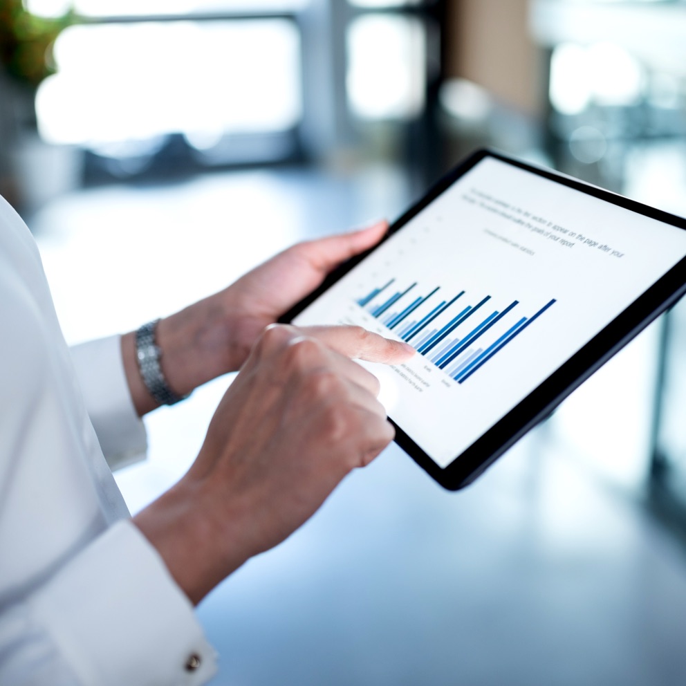 Cliente visualizza tramite tablet l'andamento dei suoi investimenti sui mercati finanziari