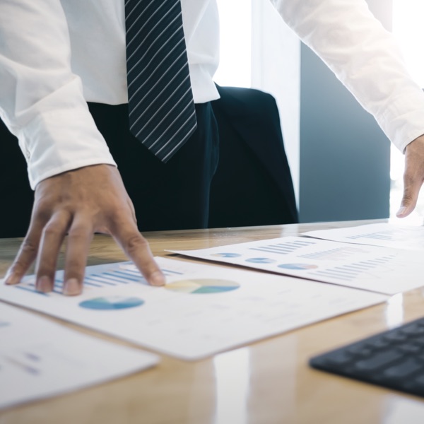 Advisor Mediobanca Premier mostra documenti sulla polizza vita Premier Life