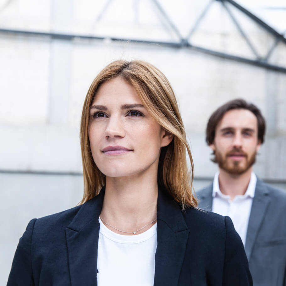 Consulente che richiama l'importanza di prepararsi al futuro attraverso scelte previdenziali consapevoli.