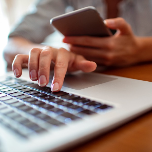 Cliente apre il Conto Mediobanca Premier online tramite computer effettuando l'identificazione SPID o CIE tramite smartphone