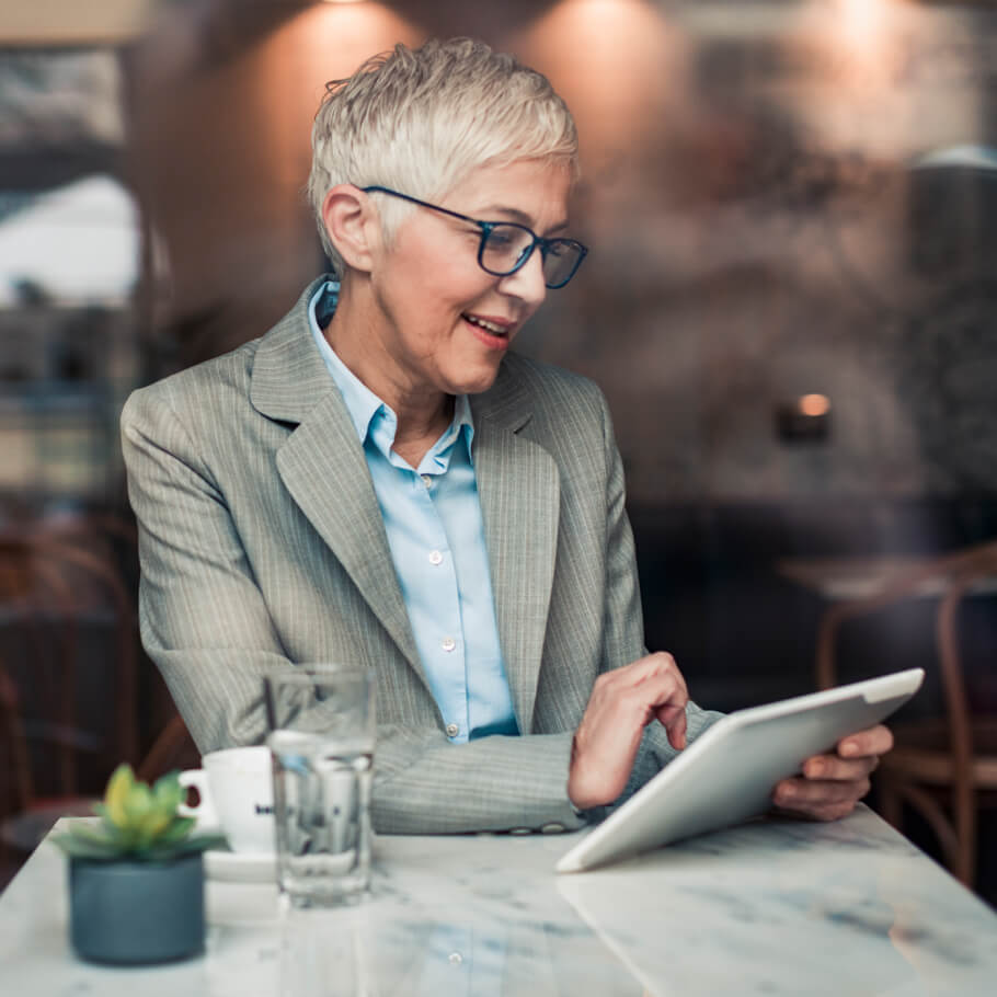 Cliente che consulta la sua pensione di base tramite tablet.