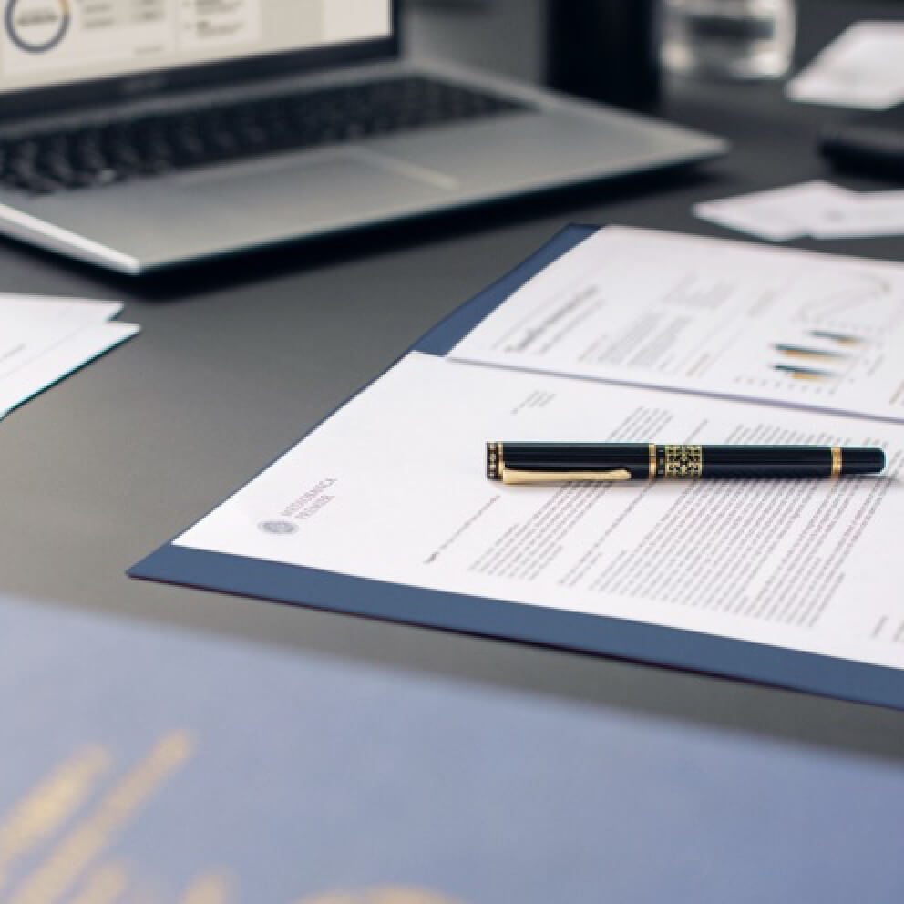 Cliente consulta alcuni documenti per investire con Mediobanca Premier