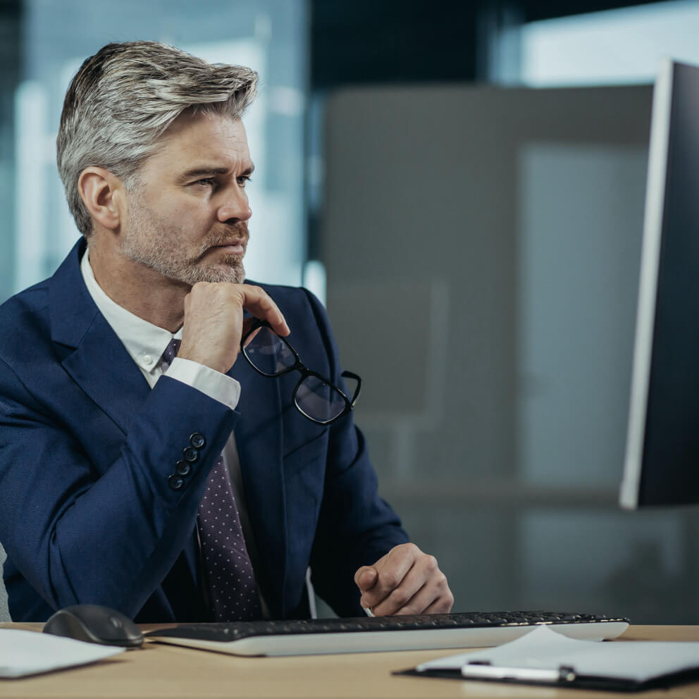 Cliente analizza l'iniziativa rimborso imposta di bollo da smartphone 