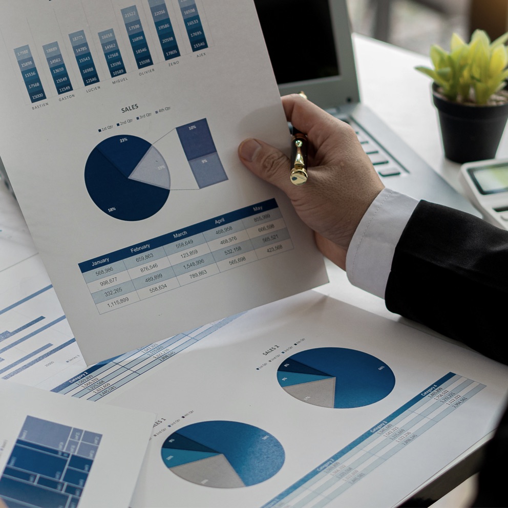 Advisor Mediobanca Premier analizza grafici relativi ai Certificates