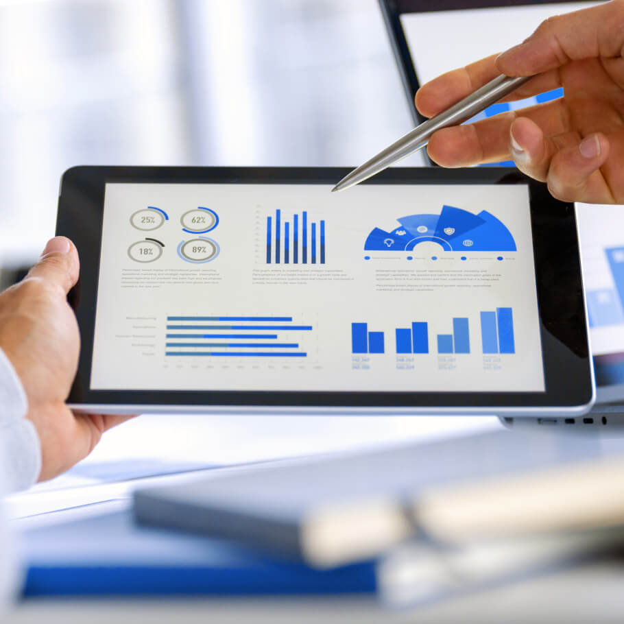 Cliente che consulta la sua pensione di base tramite tablet.
