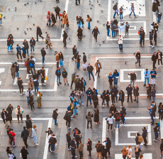 Numerose persone in una piazza.