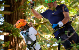 Ragazza partecipa all'attività Arrampicata e Percorso Avventura presso il  Dynamo Camp