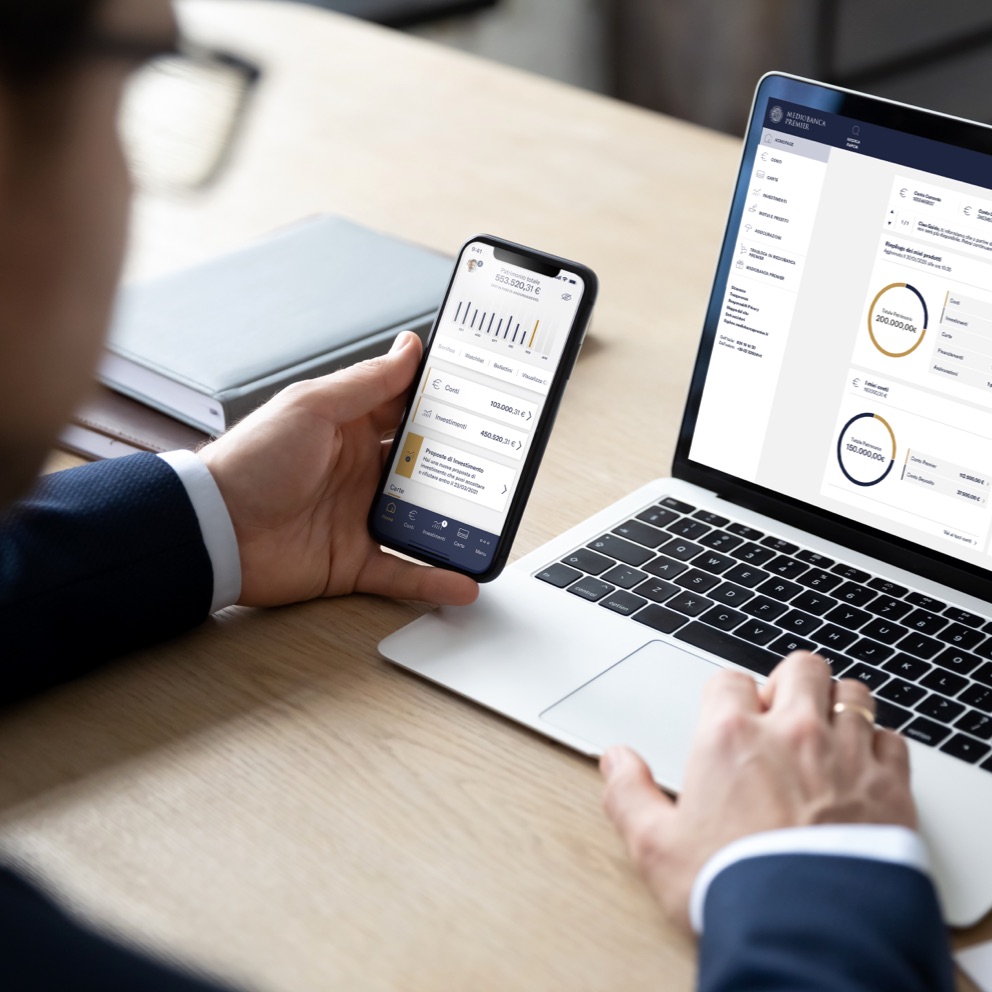 Cliente accede da computer all'Area Clienti Mediobanca Premier e da smartphone all'App Mediobanca Premier