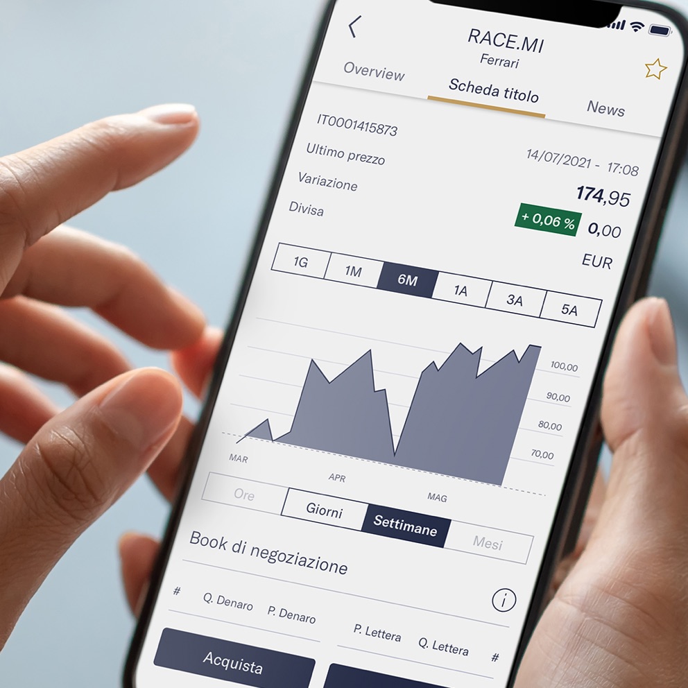 Smartphone con schermata dedicata agli investimenti dell'App Mediobanca Premier
