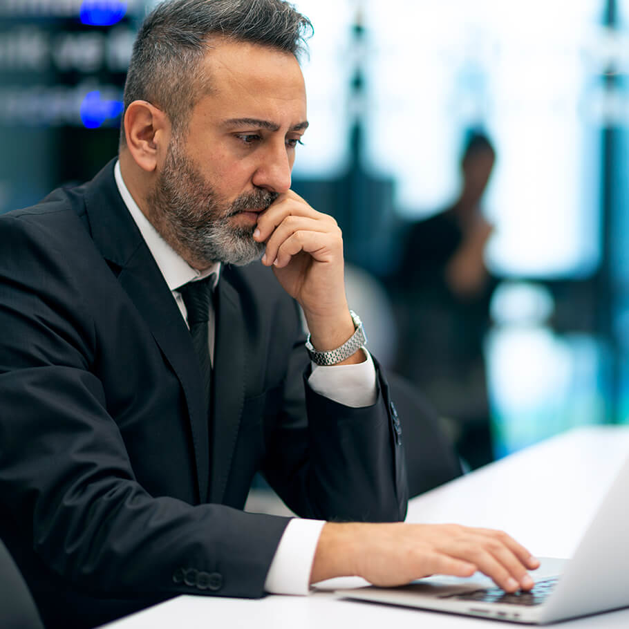 Persona che consulta l'andamento dei mercati da un computer.