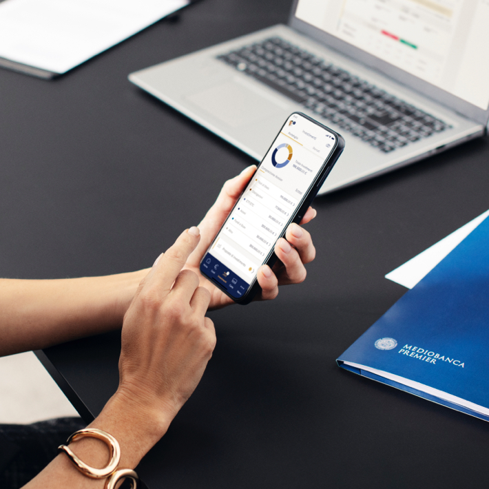 Smartphone e computer utilizzati per attività quotidiane, a rappresentare il valore della sicurezza digitale nella protezione delle proprie informazioni.