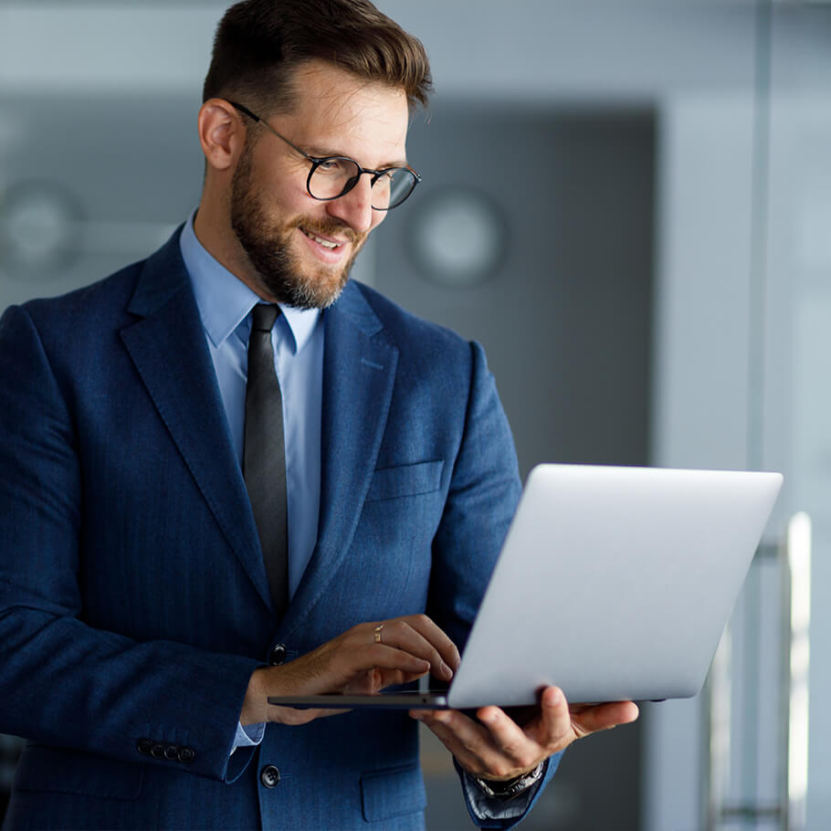 Persona che consulta l'andamento degli investimenti da un computer.