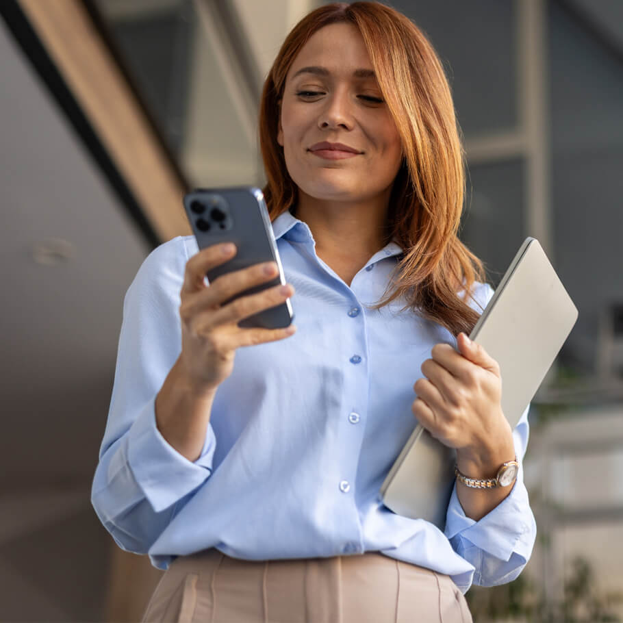 Donna che effettua acquisti online dallo smartphone.