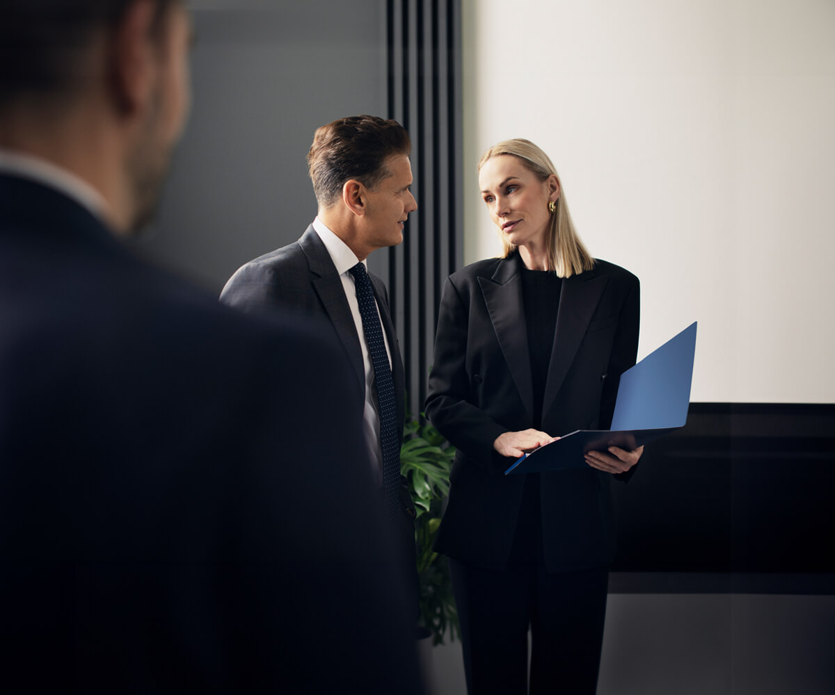 Advisor Mediobanca Premier e cliente che analizzano le strategie di investimenti più coerenti.