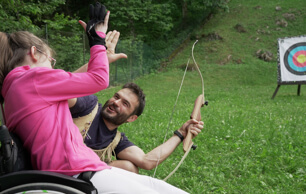 Bambina partecipa alla Terapia Ricreativa in Acqua presso il Dynamo Camp