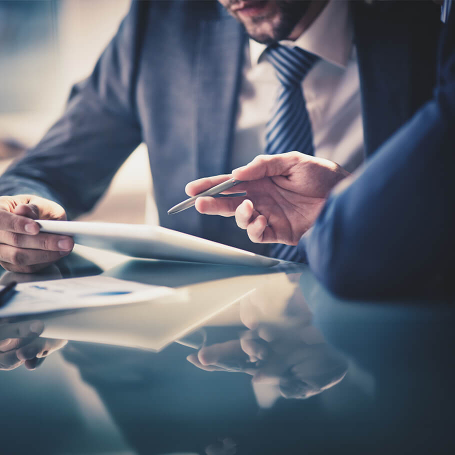 Advisor che consulta report su un tablet insieme ad un cliente.