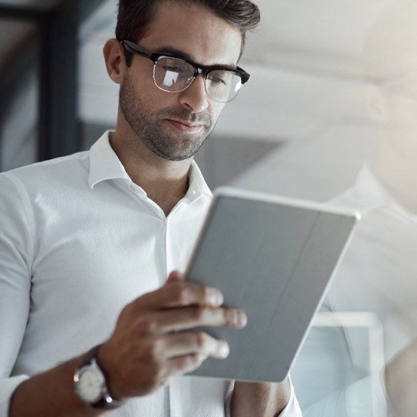 Cliente consulta tramite tablet le caratteristiche della polizza multiramo Premier Life