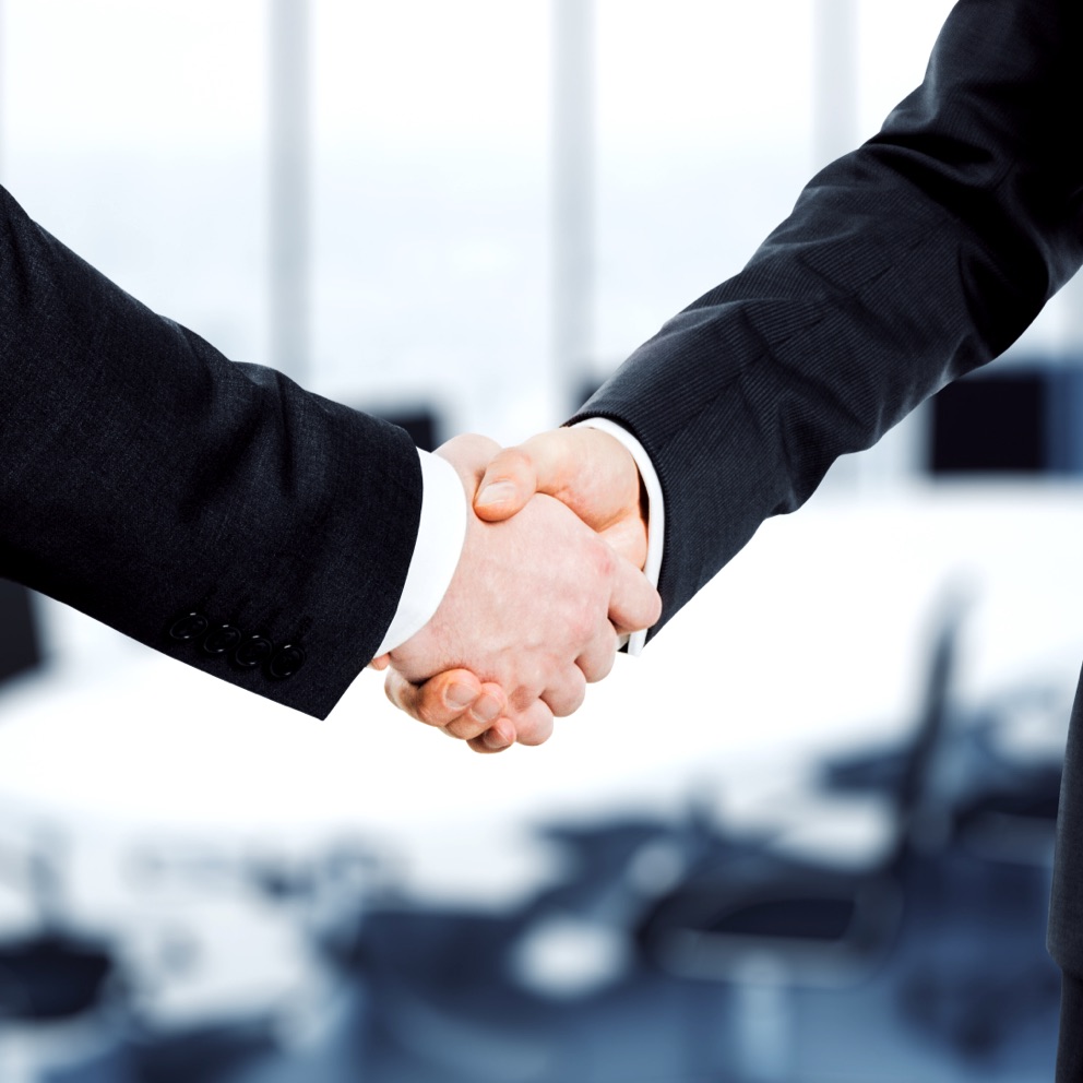Stretta di mano tra cliente e advisor in seguito ad una consulenza per soluzioni di investimento