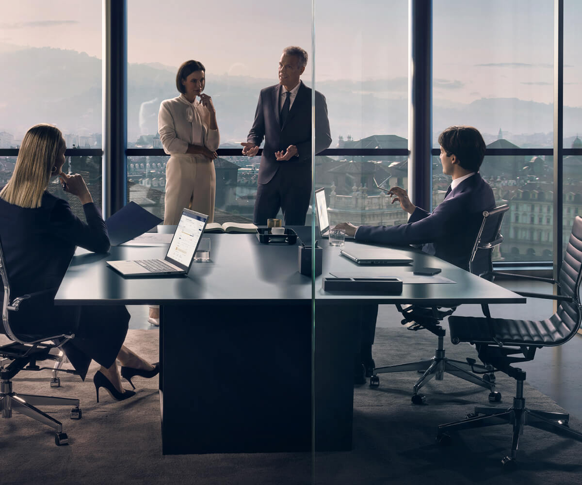 Advisor Mediobanca Premier e cliente che analizzano i beni immobiliari