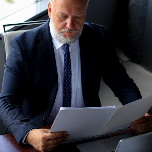 Cliente legge documenti per richiedere un finanziamento Business di Mediobanca Premier per la sua impresa