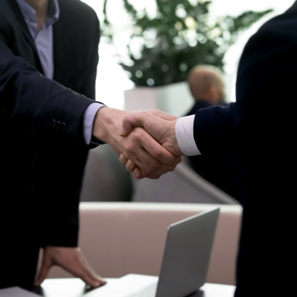 Stretta di mano tra cliente e advisor in seguito alla richiesta di un Finanziamento Business di Mediobanca Premier 