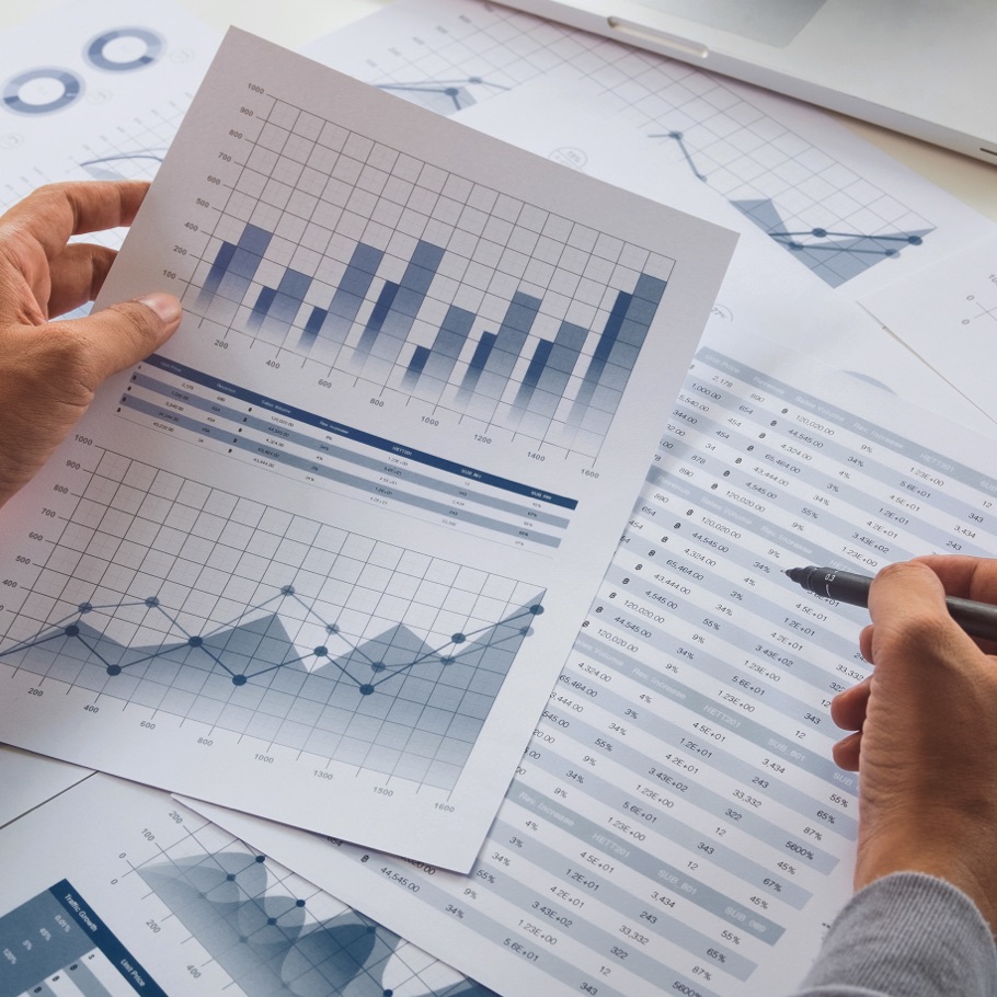 Report finanziari e grafici, che sottolineano l'importanza della pianificazione per prendere decisioni consapevoli e concretizzare progetti di vita sul lungo periodo.