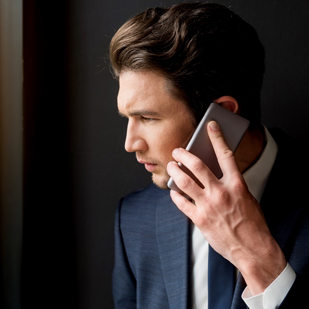 Advisor parla al telefono con un cliente sulla flessibilità degli investimenti Mediobanca Premier