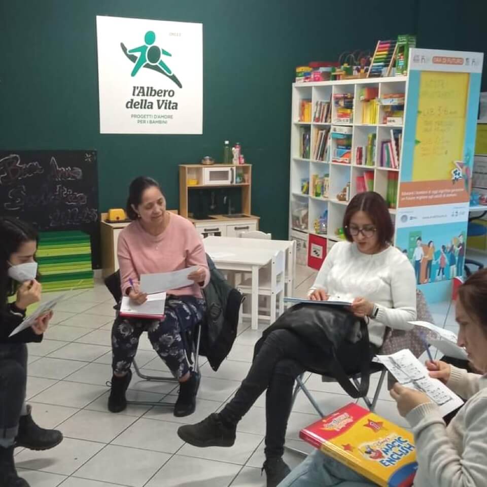Mamme partecipano a corsi di formazione professionale del progetto 