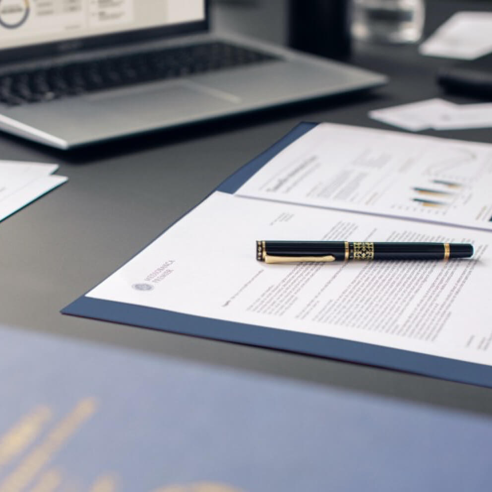 Cliente consulta alcuni documenti per investire con Mediobanca Premier