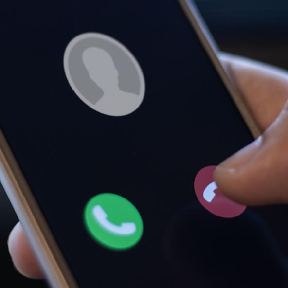Smarphone con schermata chiamata in arrivo