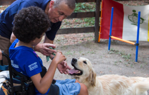 Bambini seduti in piscina per partecipare alla Terapia Ricreativa in Acqua presso il Dynamo Camp