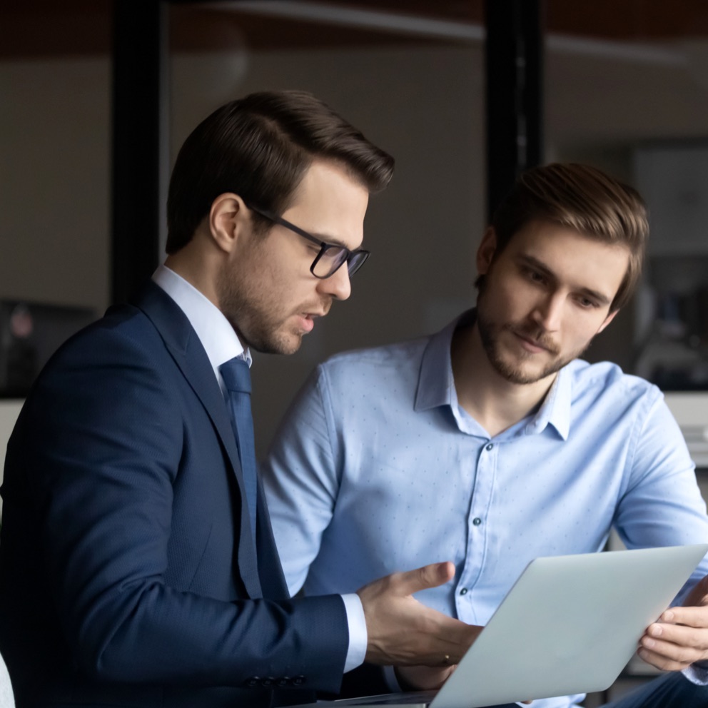 Advisor Mediobanca Premier illustra ad un cliente le caratteristiche delle Gestioni Patrimoniali Mediobanca.