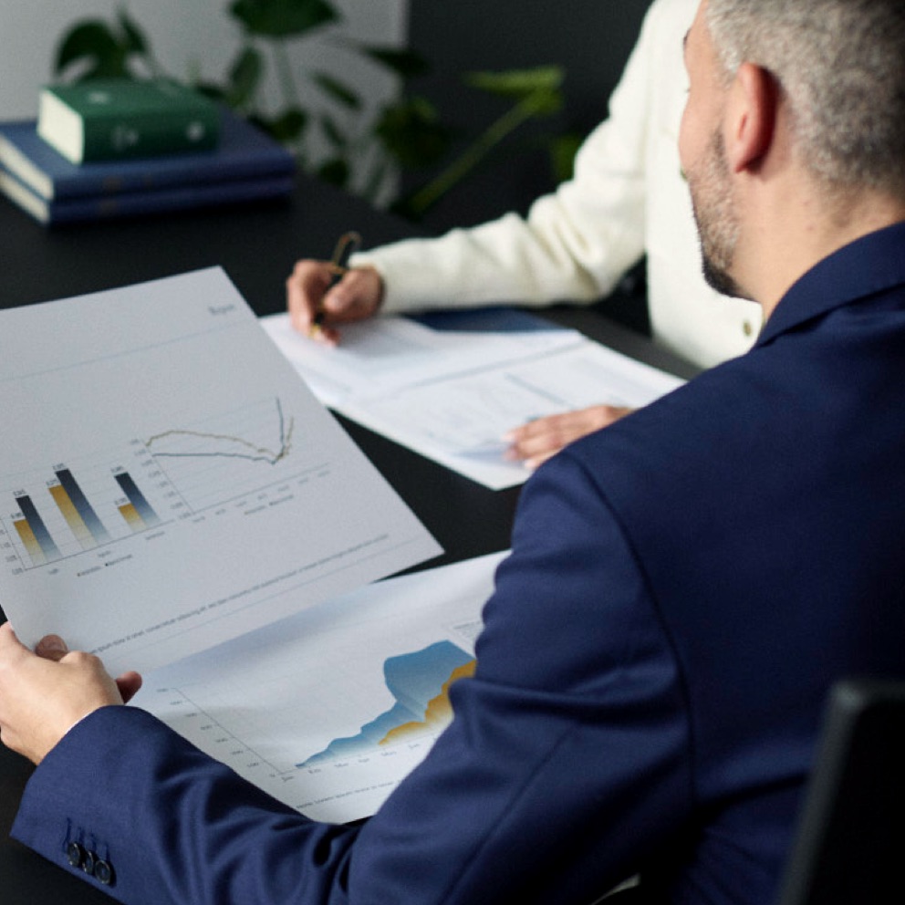 Advisor Mediobanca Premier analizzano documenti in ufficio
