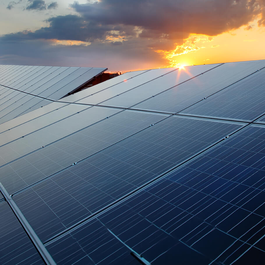 Impianto fotovoltaico che rappresenta la selezione di aziende impegnate nella sostenibilità ambientale e nella transizione energetica.