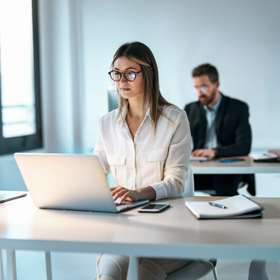 Donna che utilizza un computer, a rappresentare le opportunità offerte dall'Intelligenza Artificiale e la necessità di comprenderne rischi e potenzialità.